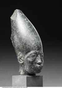 Kopf einer Statue Amenemhet III. mit oberägyptischer Krone