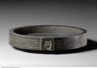 Opferbecken des Königs Ptolemaios I. für die Göttinnen Satis und Anuket (Offering basin of Ptolemy I dedicated to the goddesses Satis and Anukis)