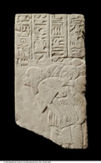 Relieffragment aus dem Grab des Generals Haremhab: Höflinge vor dem [König Tutanchamun] (Relief depicting courtiers bowing before Pharaoh)