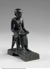 Sitzfigur des vergöttlichten Imhotep mit Papyrusrolle (Seated Figure of the Deified Imhotep with a Papyrus Roll)