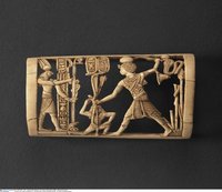 Armschutz von König Thutmosis IV., Feinde vor dem Kriegsgott Month erschlagend (Arm guard: King Thutmose IV slaying enemies before the war god Monthu)