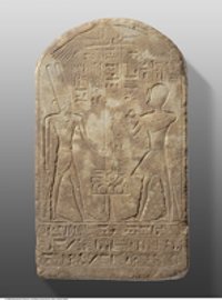 Stele des Amenemhet mit der Darstellung Thutmosis III. vor dem Gott Amun-Re (Stela of Amenemhat depicting the king Thutmose III in front of the god Amon-Ra)