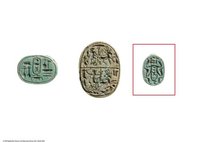 Skarabäus mit Einlagen auf der Vorderseite, einer Durchbohrung, und auf der Rückseite einer von drei Paar Uräusschlangen umgehenden Kartusche Thutmosis' IV. (Scarab inscribed with the name of king Thutmosis IV)