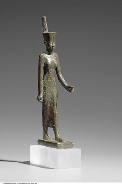 Statuette der Göttin Neith mit roter Krone in Stand-Schreit-Haltung (Statuette of the goddess Neith)