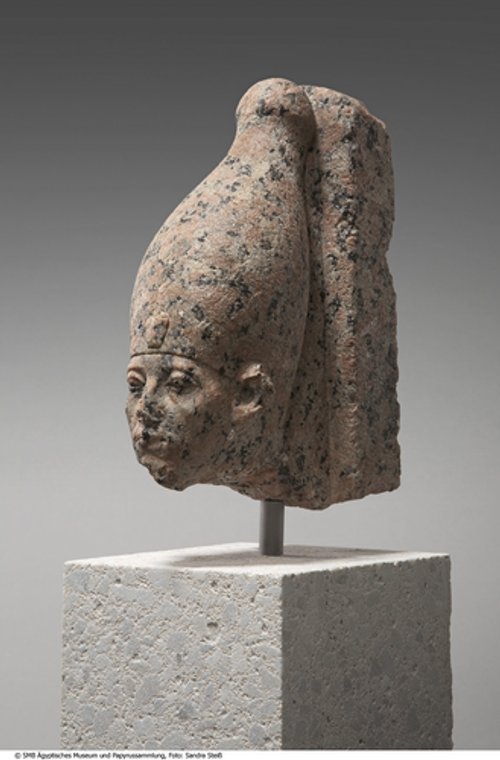Kopf einer Statue des Königs Sesostris III. mit oberägyptischer Krone (Head of a statue of Senwosret III wearing the White Crown of Upper Egypt)