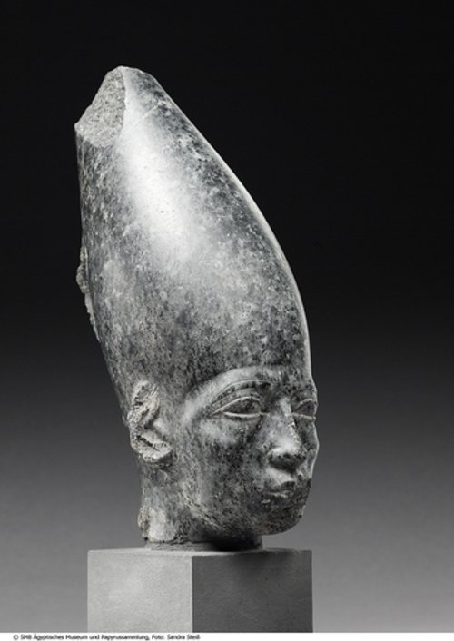 Kopf einer Statue Amenemhet III. mit oberägyptischer Krone