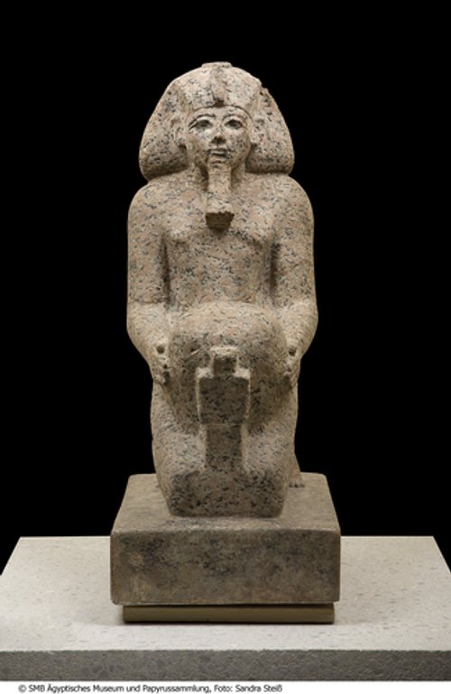 Kniefigur der Königin Hatschepsut mit Nemset-Krug