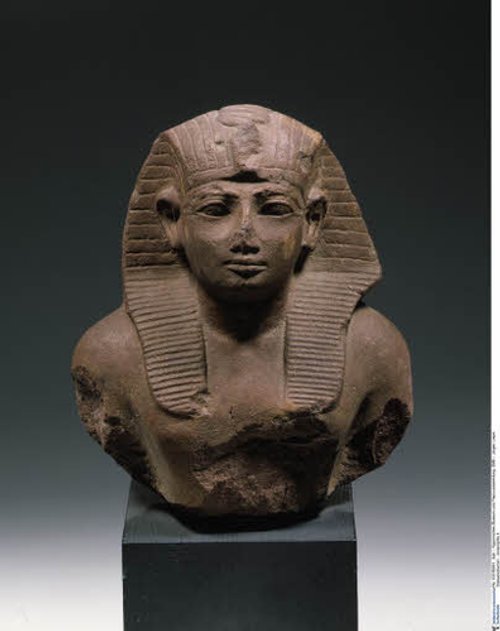 Oberteil einer Kniefigur des Pharao Amenophis II. (Upper part of a kneeling figure of pharaoh Amenhotep II)