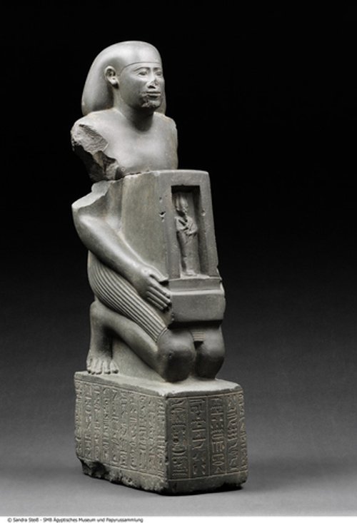 Kniefigur des Offiziers Nacht-Hor-heb (Nachthorheb) mit einem Bildnis des Gottes Osiris im Naos (Naophor)