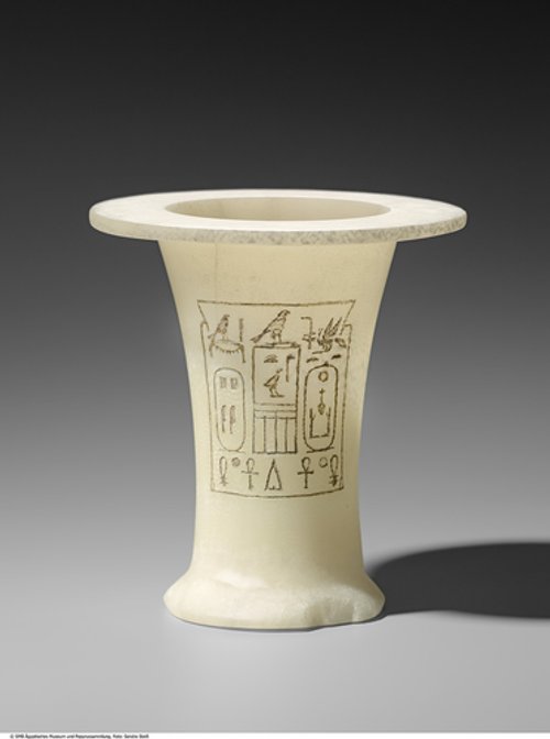 Becherförmiges Salbgefäß mit Inschrift von König Pepi II. (Unguent vessel with an inscription of Pepi II.)