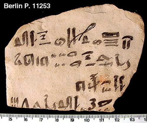 Hieratisches Ostrakon mit einem Verwaltungsvermerk einer Arbeitstruppe (Hieratic ostracon with an administrative remark)