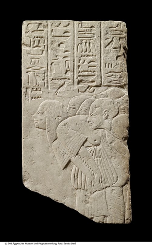 Relieffragment aus dem Grab des Generals Haremhab: Höflinge vor dem [König Tutanchamun] (Relief depicting courtiers bowing before Pharaoh)