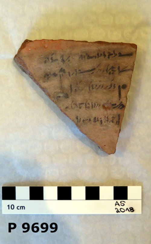 Demotisches Ostrakon mit einer Quittung über Begräbnissteuer (Demotic ostracon with a receipt for funeral tax)