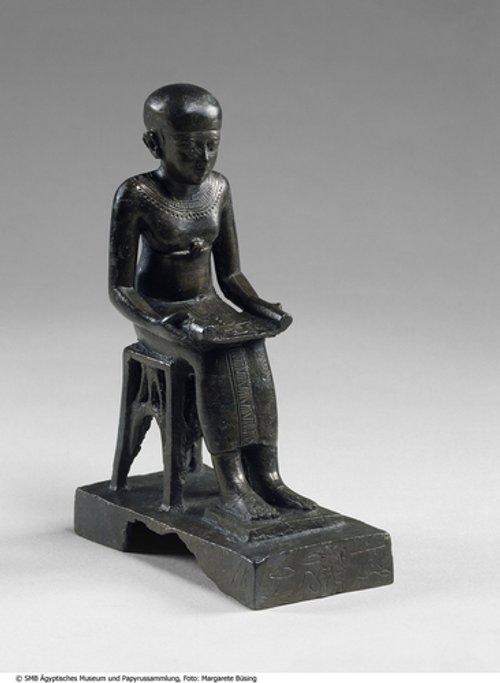 Sitzfigur des vergöttlichten Imhotep mit Papyrusrolle (Seated Figure of the Deified Imhotep with a Papyrus Roll)
