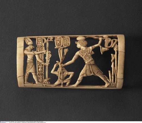 Armschutz von König Thutmosis IV., Feinde vor dem Kriegsgott Month erschlagend (Arm guard: King Thutmose IV slaying enemies before the war god Monthu)