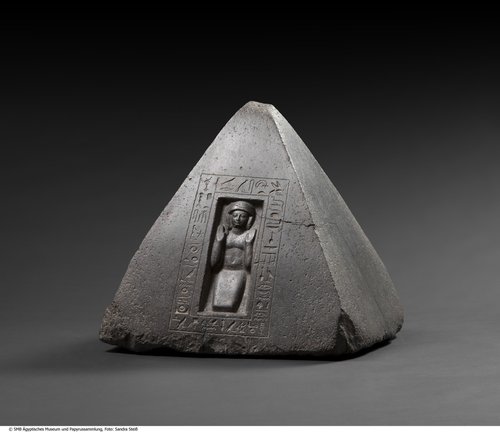 Pyramidion vom Grab des Ptah-mose (Pyramidion from the tomb of Ptahmose)