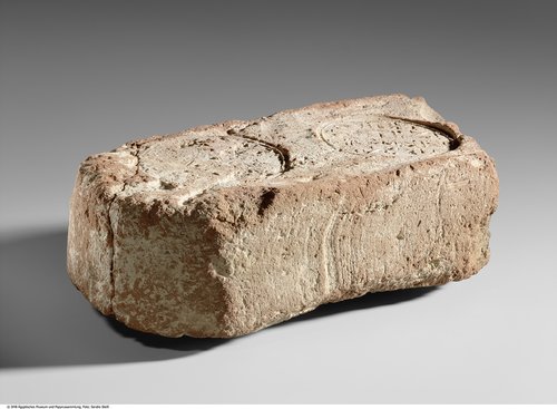 Ziegel bzw. Grabkegel mit den Namen und Titeln des Senenmut (Brick stamped with the names and titles of Senenmut)