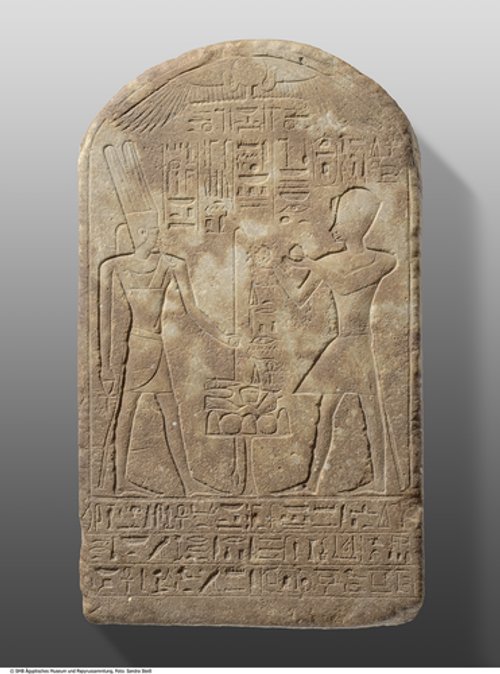 Stele des Amenemhet mit der Darstellung Thutmosis III. vor dem Gott Amun-Re (Stela of Amenemhat depicting the king Thutmose III in front of the god Amon-Ra)