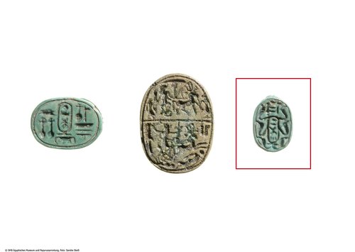 Skarabäus mit Einlagen auf der Vorderseite, einer Durchbohrung, und auf der Rückseite einer von drei Paar Uräusschlangen umgehenden Kartusche Thutmosis' IV. (Scarab inscribed with the name of king Thutmosis IV)