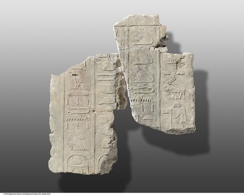 Zwei Relieffragmente mit einem Spruch aus dem Totenbuch (Tb 148) (Two relief fragments with a spell from the Book of the Dead (Spell 148))