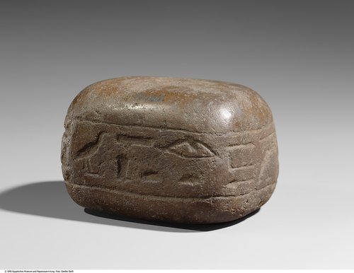 Rechteckiger Stein mit dem Namen des Senenmut (Rectangular stone with the name of Senenmut)